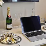 Апарт-готель Oysters & Bubbles Gastro Rynek Square 4*