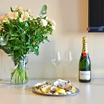Oysters & Bubbles Gastro Rynek Square Апарт-готель Познань