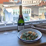Oysters & Bubbles Gastro Rynek Square Познань