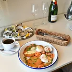 Oysters & Bubbles Gastro Rynek Square Апарт-готель 4*