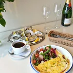 Oysters & Bubbles Gastro Rynek Square Апарт-готель