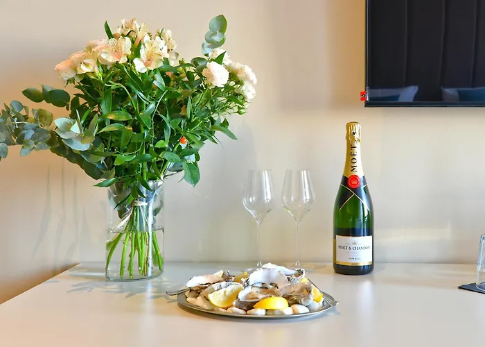 Oysters & Bubbles Gastro Rynek Square 公寓式酒店 波兹南