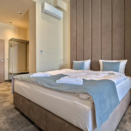 Oysters & Bubbles Gastro Rynek Square מלון דירות