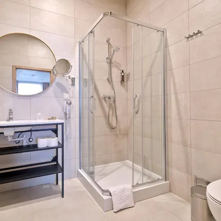 Oysters & Bubbles Gastro Rynek Square מלון דירות פוזנן