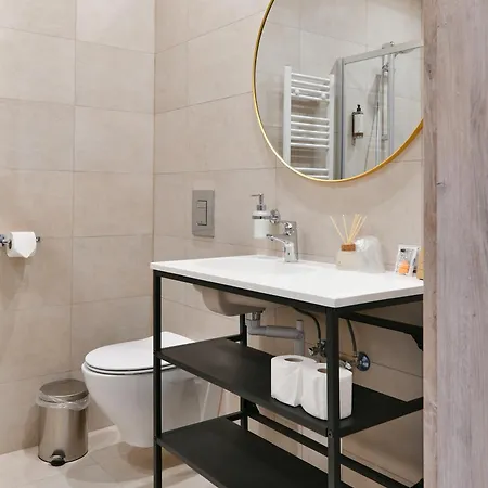 Oysters & Bubbles Gastro Rynek Square מלון דירות פוזנן