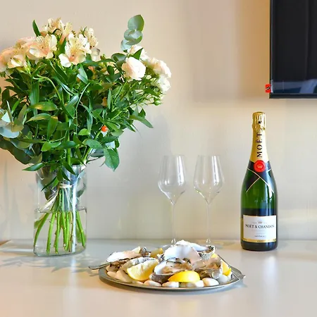 Oysters & Bubbles Gastro Rynek Square מלון דירות פוזנן