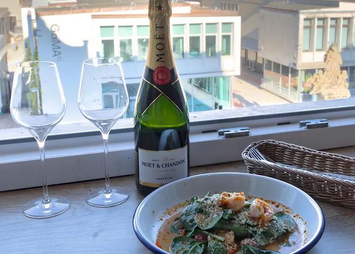 Oysters & Bubbles Gastro Rynek Square بوزنان